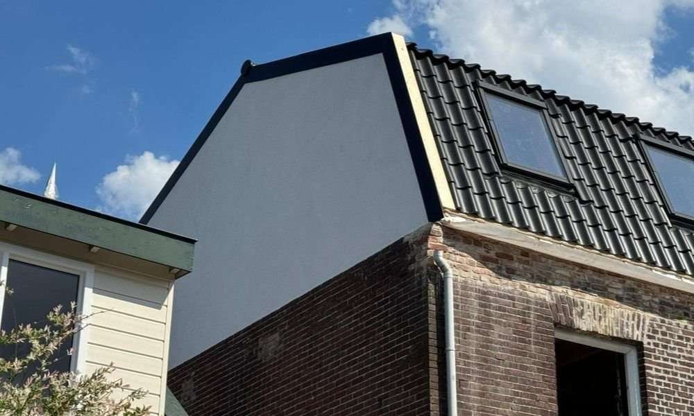 Een dak afgerond door dakdekker Roelofarendsveen